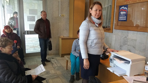 Жители Лазурного обменяли полисы нового образца
