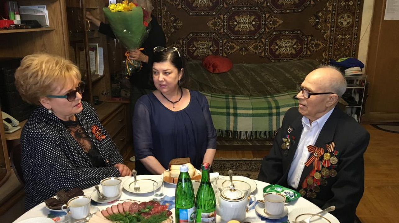 Ветерана Великой Отечественной войны поздравили с наступающим праздником - Днем Победы