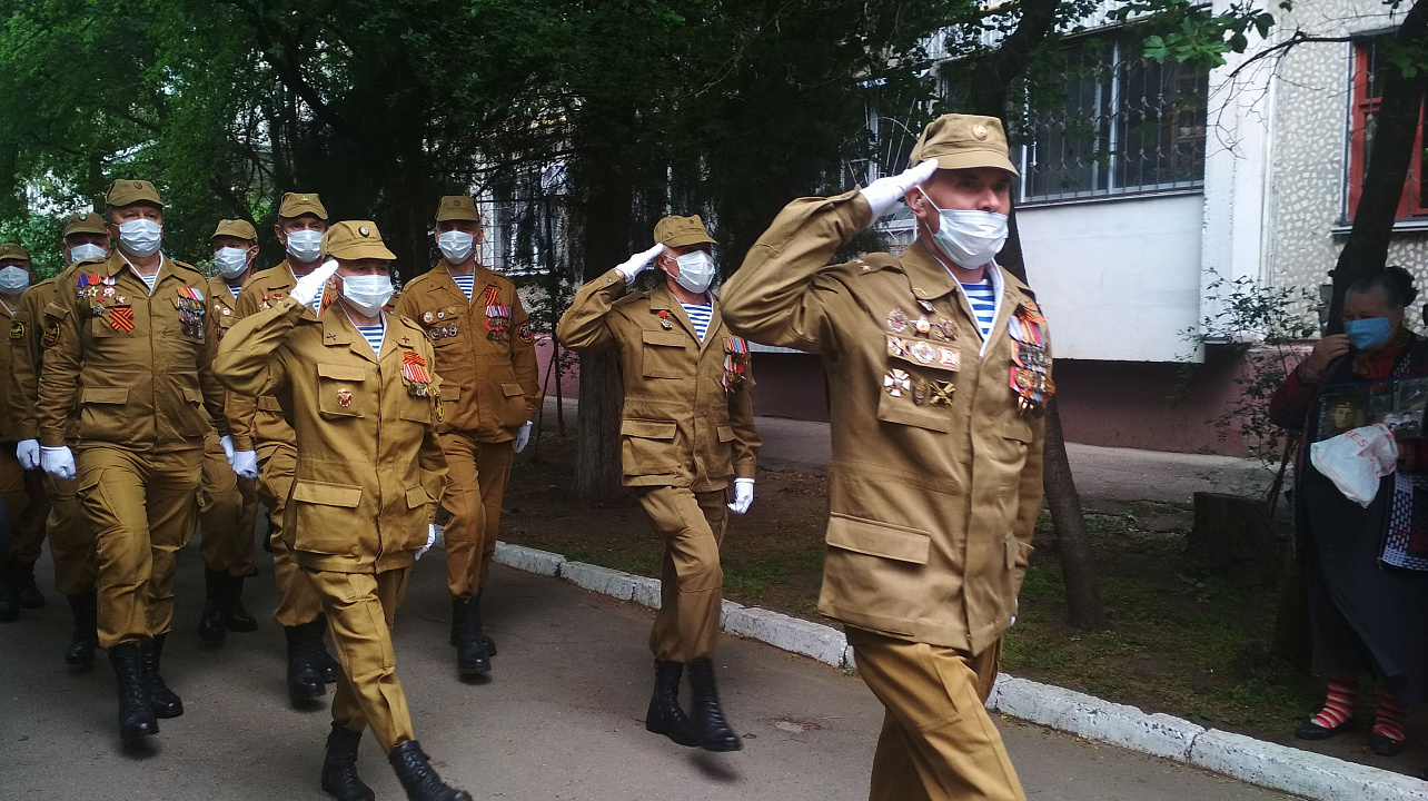 В Прикубанском округе прошла акция «Парад у дома ветерана»