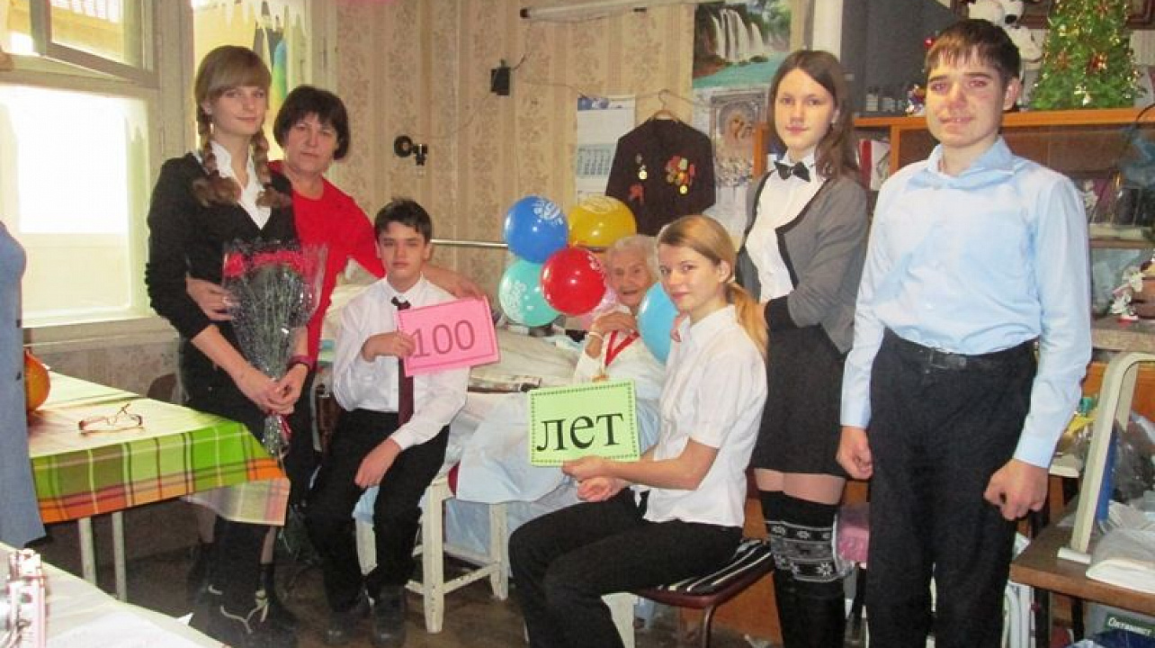 Тимуровцы Западного округа поздравили ветерана с юбилеем