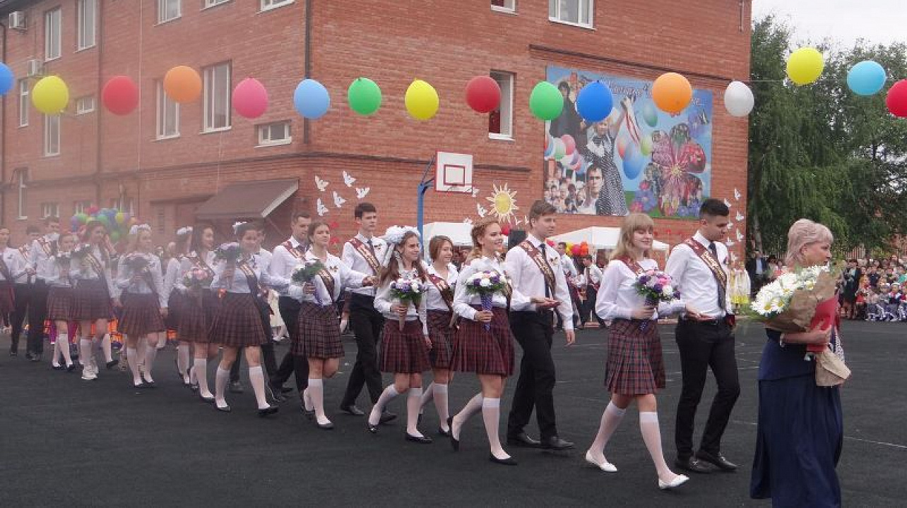 В школах Центрального округа отгремел «Последний звонок»
