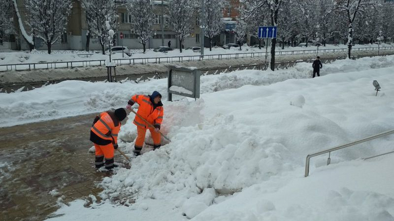 Улицы и дворы Центрального округа очищают от снега и наледи