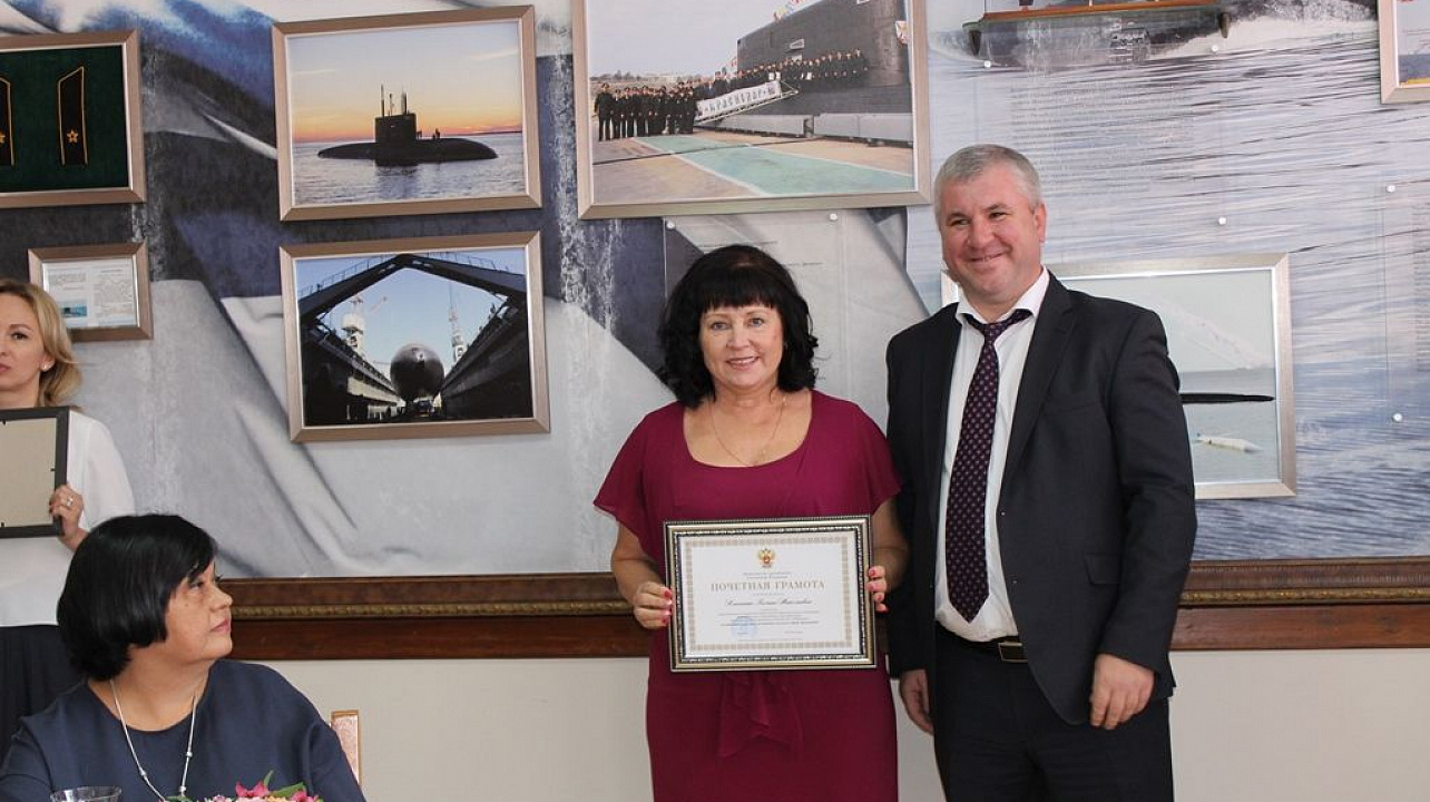 Педагоги Западного округа принимают поздравления с профессиональным праздником