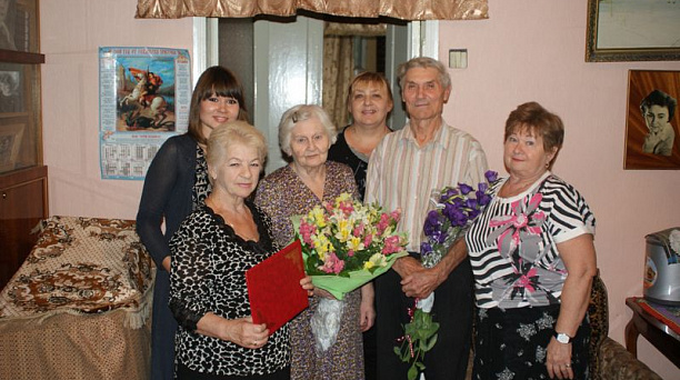 В преддверии Всероссийского дня семьи, любви и верности в Центральном округе с юбилеем совместной жизни поздравили супругов Макагон