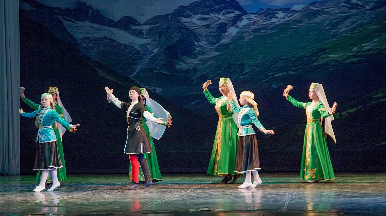 XII Краснодарский городской молодёжный фестиваль «Песни и танцы народов мира» объединил сотни горожан р (3).jpg