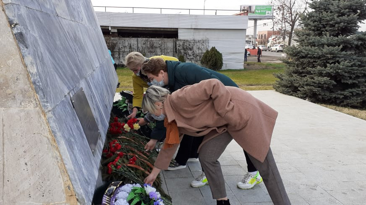 Сегодня глава администрации Прикубанского округа Александр Журавлев возложил цветы у могилы Неизвестного летчику по улице Совхозной