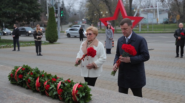 Евгений Наумов и Вера Галушко почтили память защитников Родины, погибших в годы Великой Отечественной войны