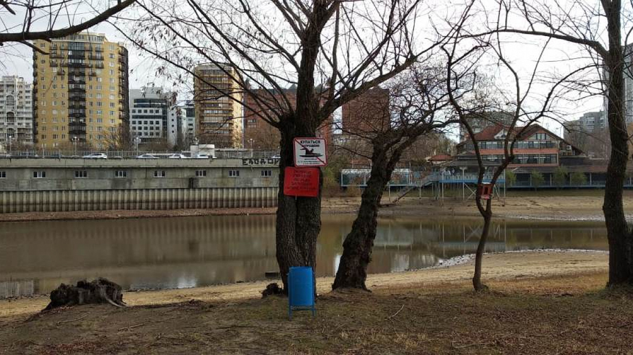 На территории вблизи открытых водоемов в Западном округе установлены запрещающие знаки