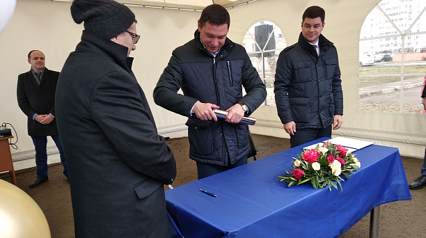 Глава города Евгений Первышов и глава Прикубанского округа Александр Журавлев заложили капсулу в знак старта строительства школы в Молодежном