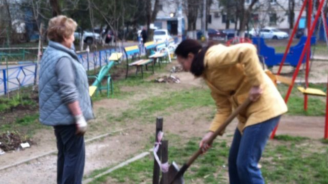 Жители улицы Яна-Полуяна приняли участие в субботнике