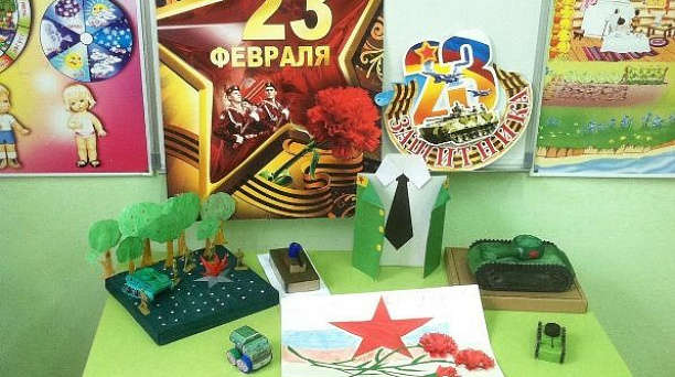 В детском саду № 30 Западного округа проходит патриотическая выставка поделок