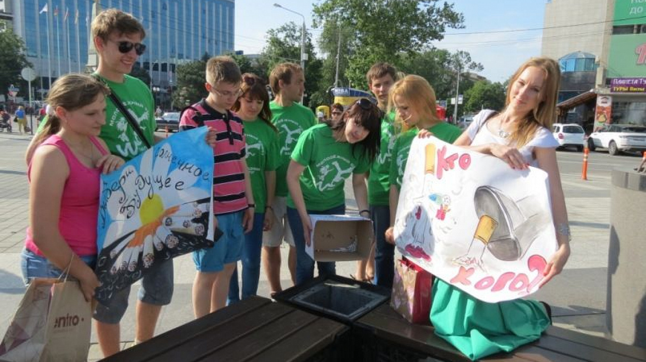 Молодежный совет  Западного округа предложил прохожим сменить сигарету на конфету