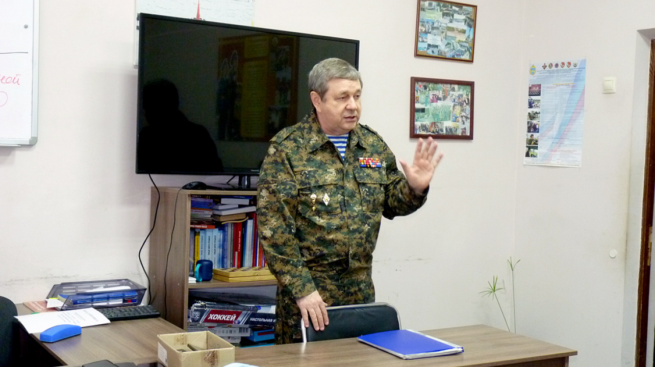 Председатель Прикубанского Совета ветеранов г.Краснодара Александр Ряхин провел Урок мужества с личным составом Поста №1