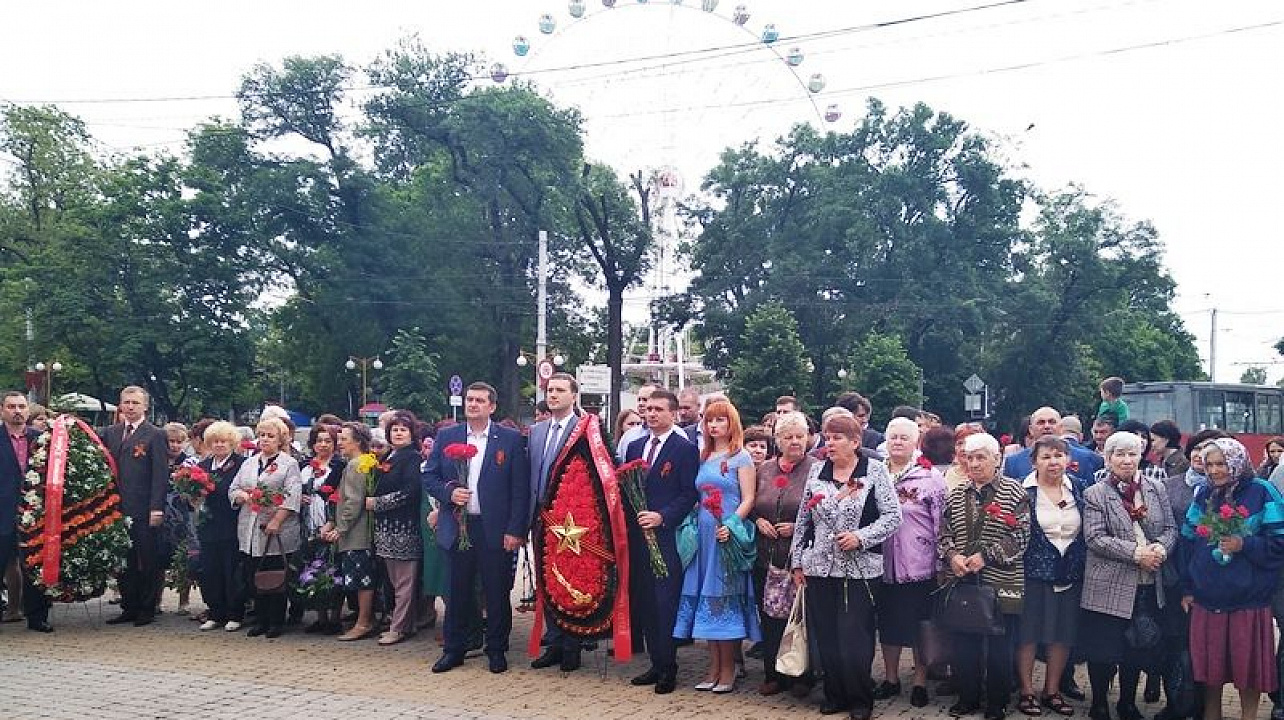 Сегодня ко всем мемориалам и памятным доскам Центрального округа возложили цветы
