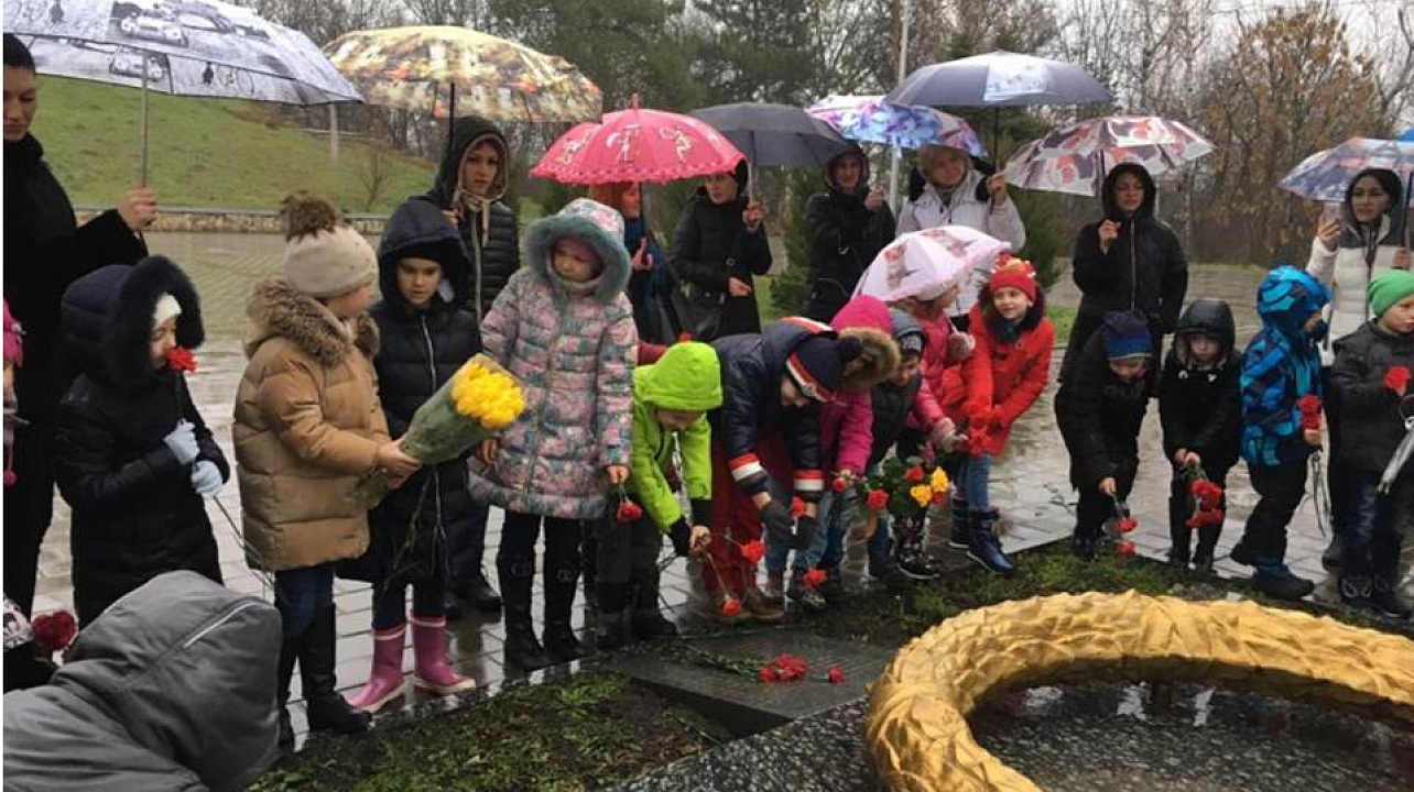 Учащиеся гимназии № 92 провели митинг на мемориальном комплексе «Жертвам фашизма»