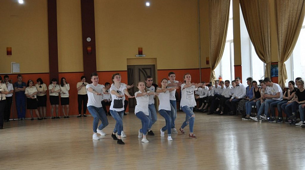 В Прикубанском округе прошел фестиваль-конкурс «Школьный бал»