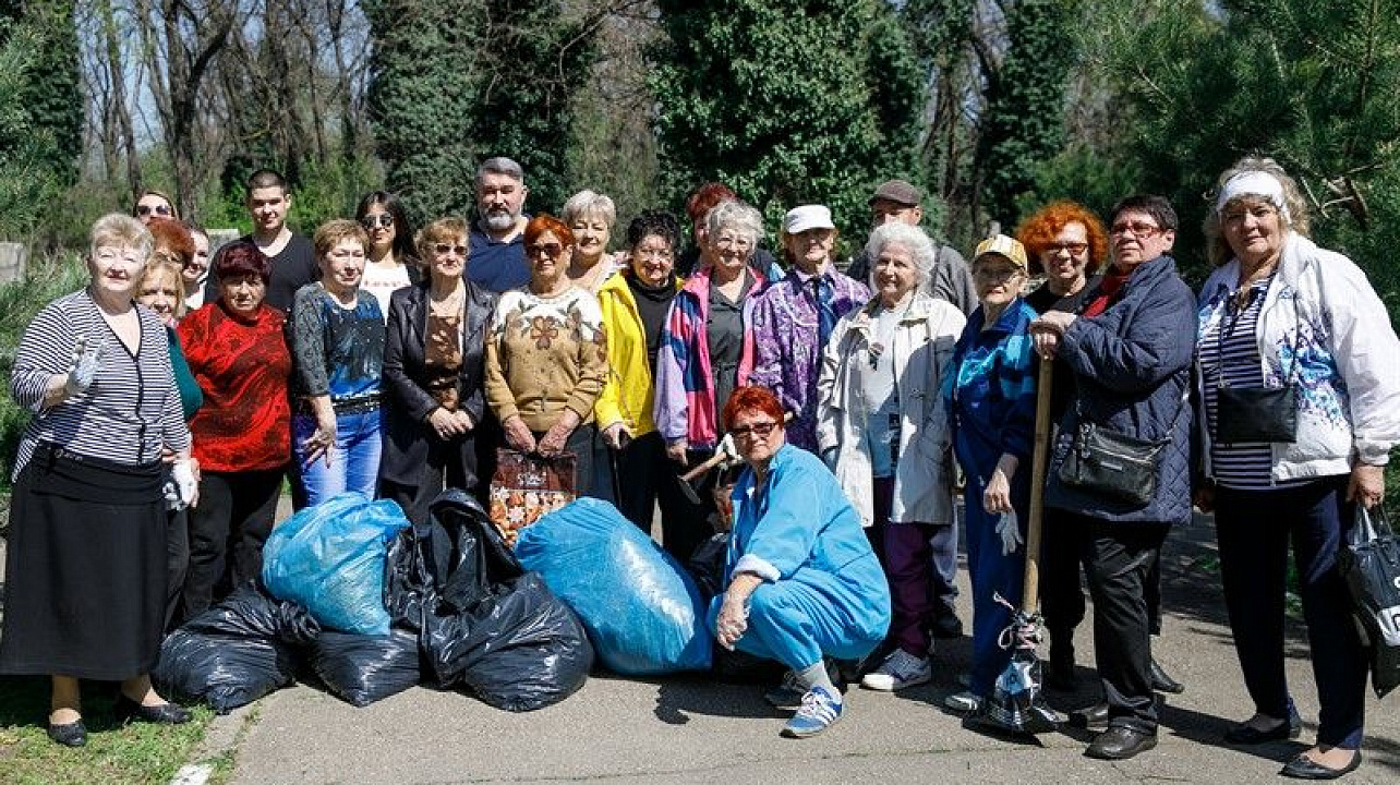 Пенсионеры Западного округа провели субботник.jpg