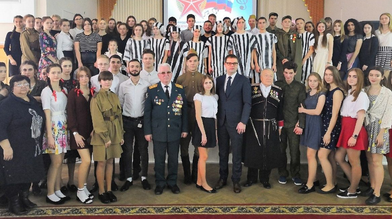 «Воинский долг – честь и судьба!»  под таким названием состоялся смотр-конкурс среди студентов торгово-экономического колледжа г. Краснодара