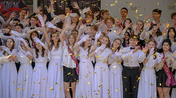 Евгений Наумов поздравил краснодарских выпускников с окончанием школы