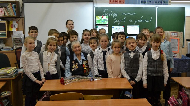 В школе №1 прошел урок мужества с ветераном Лидией Кучеровой