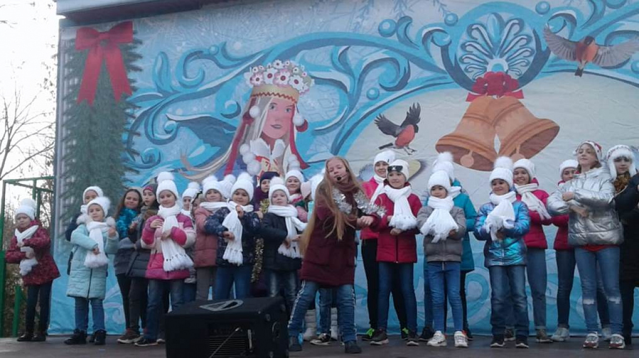 В парках Западного округа открылись новогодние елки