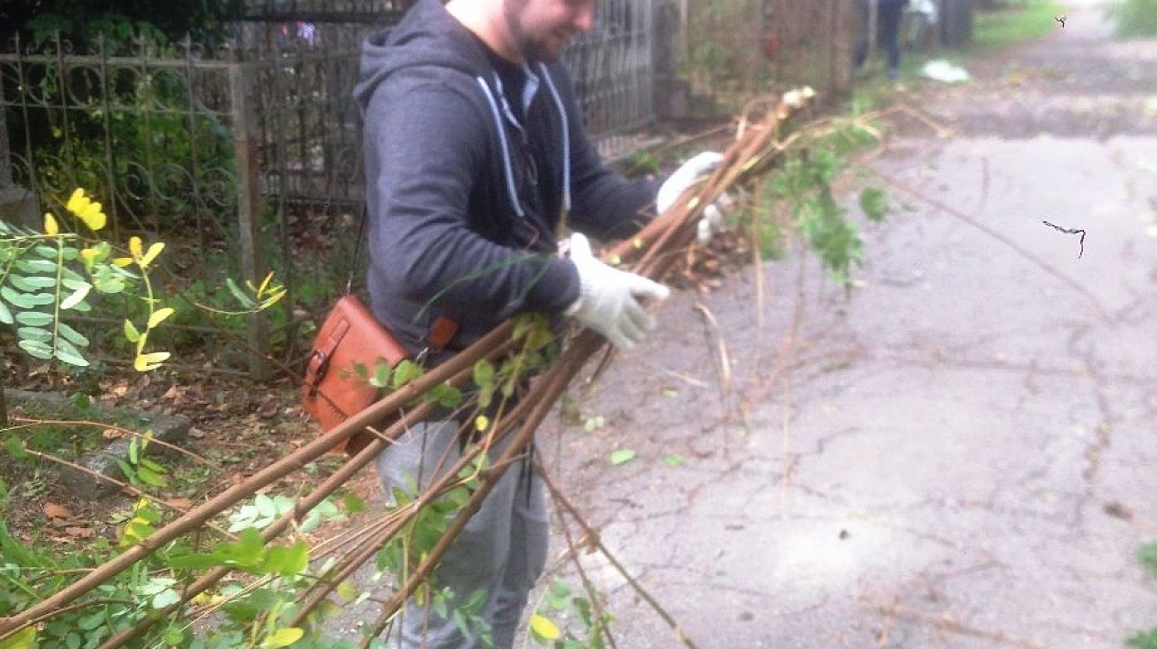 В Западном округе прошел субботник на Всесвятском кладбище