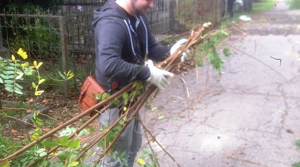 В Западном округе прошел субботник на Всесвятском кладбище