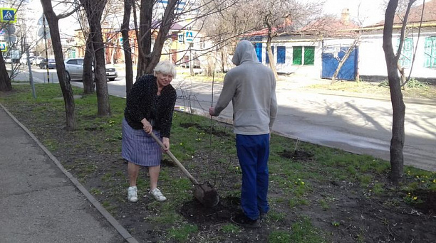 В Центральном округе проходят субботники по месту жительства