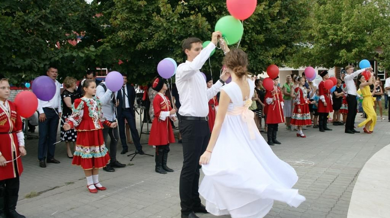 В сквере Фестивальном ко Дню города открыли отреставрированный фонтан