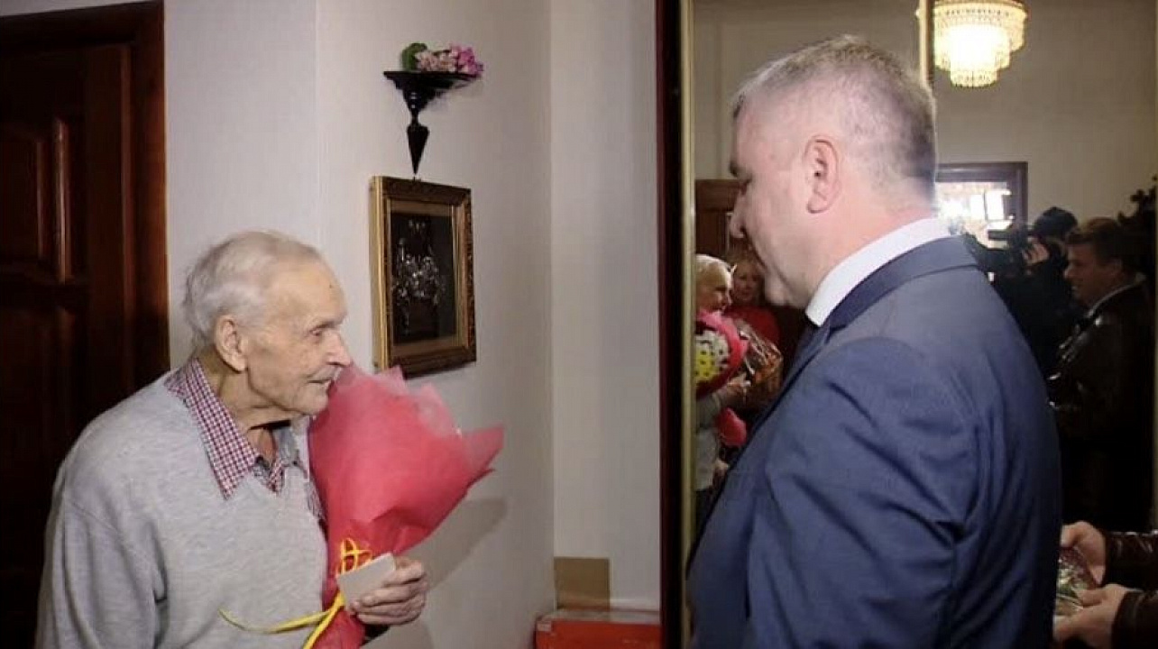 Глава  Западного округа Александр Кучмин вручил юбилейные медали ветеранам Великой Отечественной войны