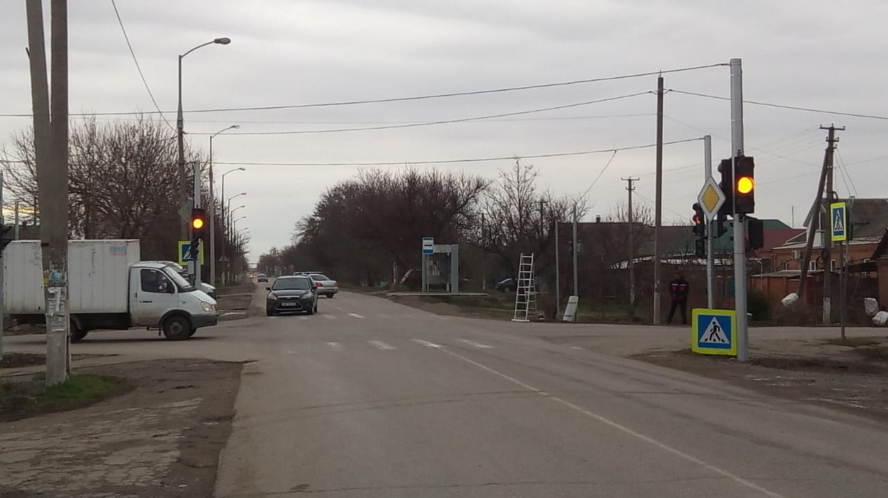 На перекрестке улиц Степная и Центральная в Елизаветинской установили светофор