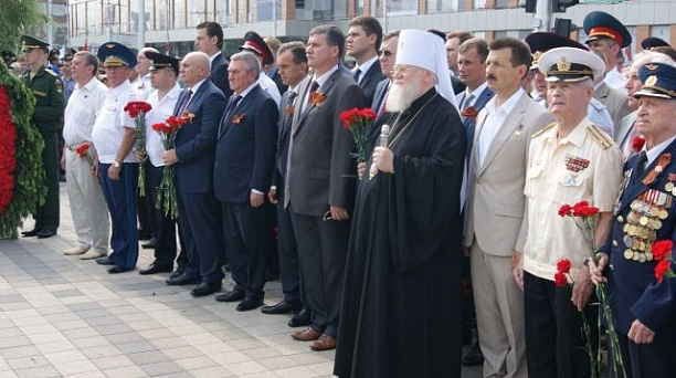 Поклонимся великим тем годам…