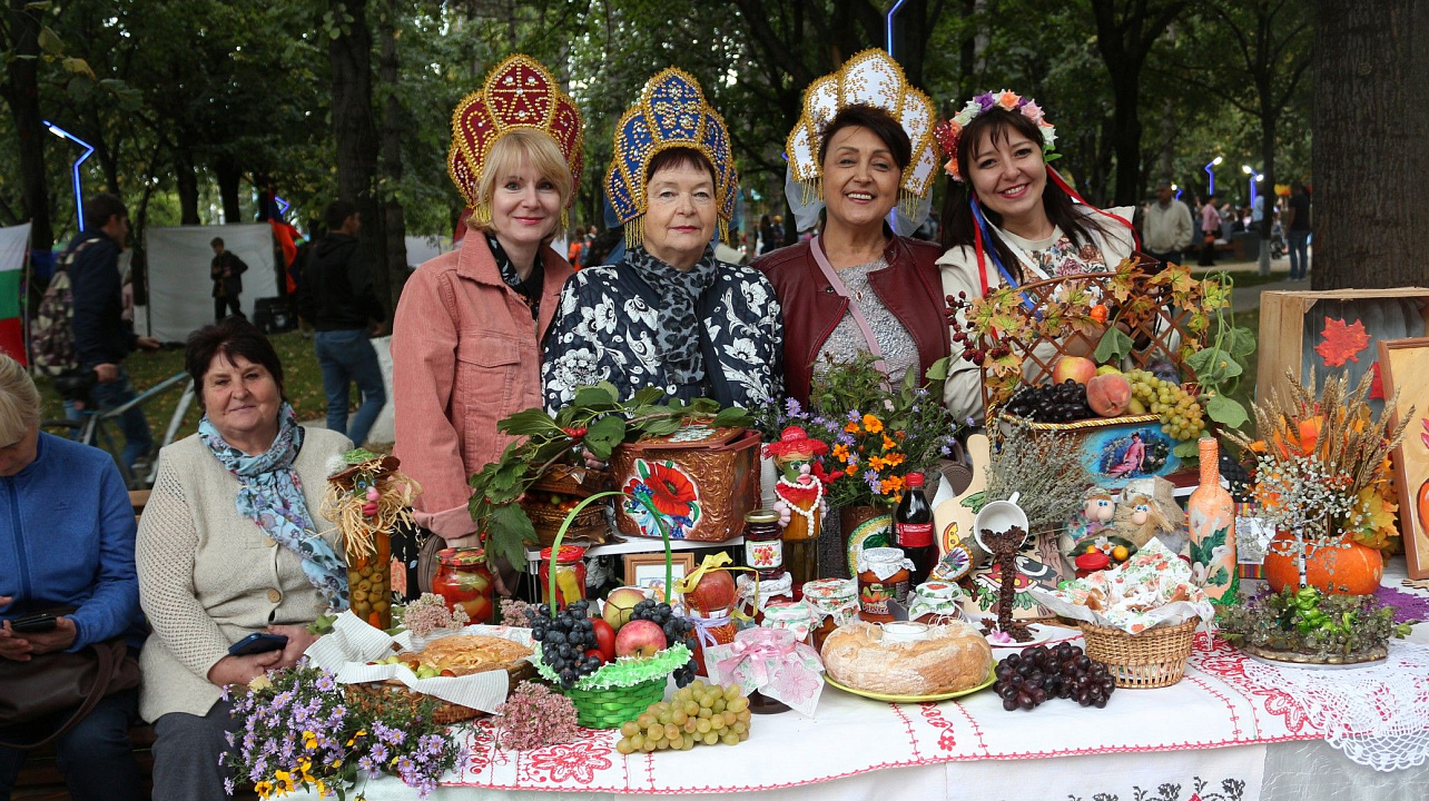 В день города глава Прикубанского округа Александр Журавлев наградил жителей округа за достижения и посетил выставку национальных культур