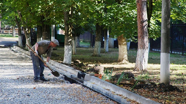 В Краснодаре капитально отремонтируют двор школы № 52 — впервые со дня постройки