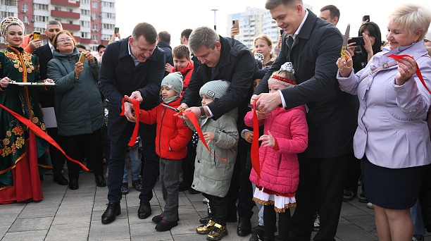 Евгений Наумов вместе с жителями Молодежного микрорайона открыли сквер «Изумрудный»