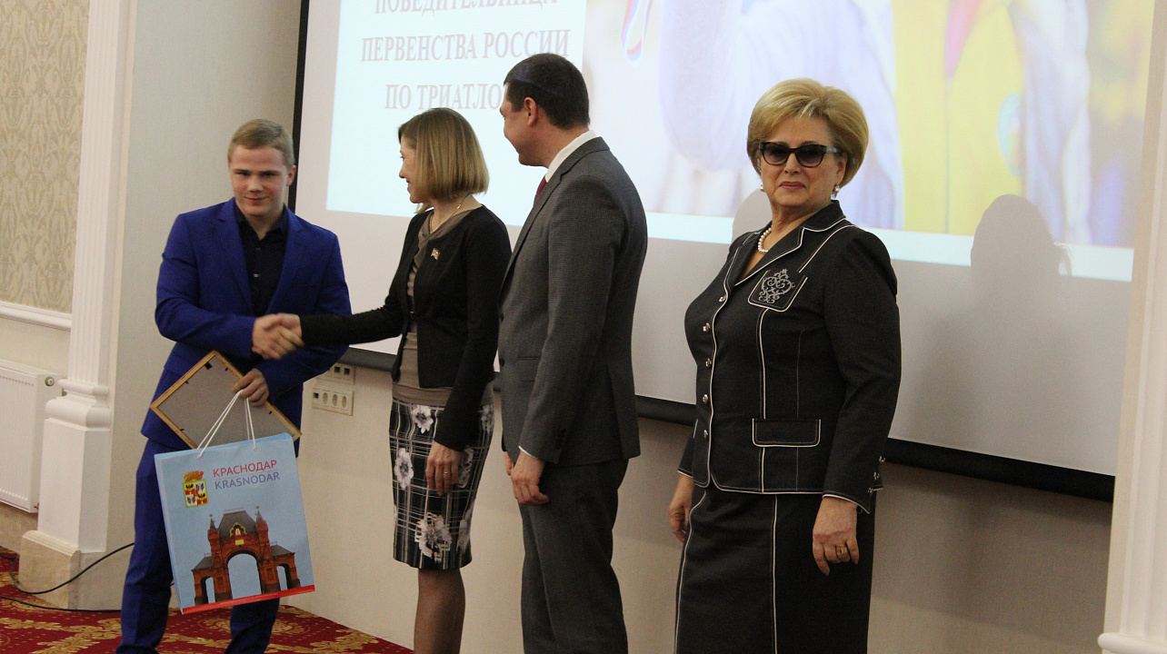 Спортивные итоги года подвели в Краснодаре. Атлетов и тренеров поблагодарил за достижения и поздравил с наступающим 2018 годом мэр Евгений Первышов. Часть 1.