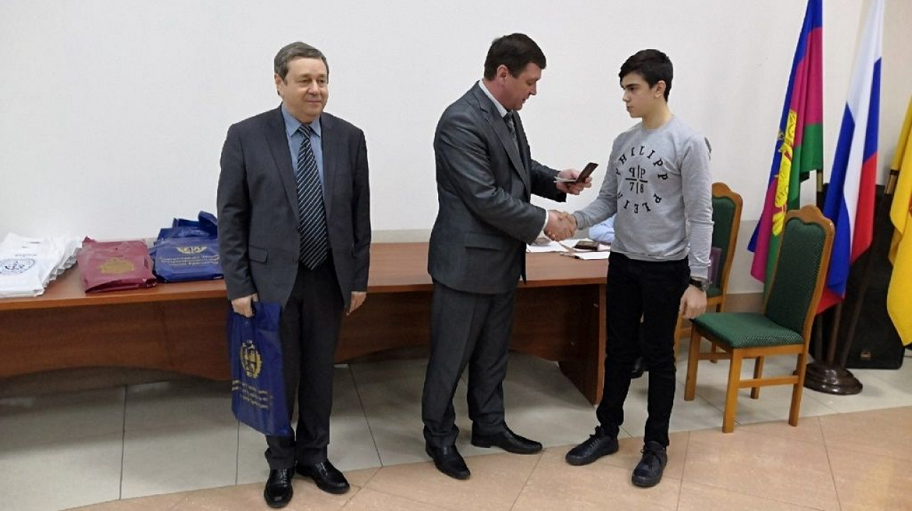 Юным гражданам Западного округа торжественно вручили первые паспорта