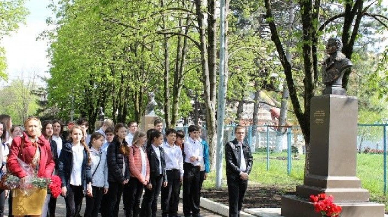 Школьники Западного округа посетили военное училище