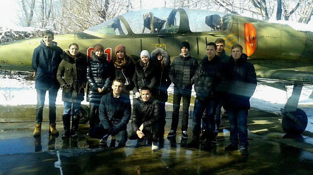 Школьники гимназии № 33 Западного округа побывали с экскурсией в высшем военном авиационном училище летчиков