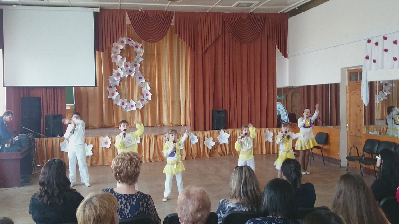 Преподавателей Западного округа поздравили с восьмым марта