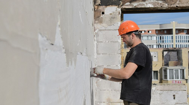 В доме по улице Российской Краснодара приступили к каменной кладке сгоревшего этажа