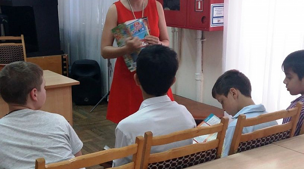 В библиотеке Западного округа провели комментированное чтение юмористических рассказов Виктора Драгунского