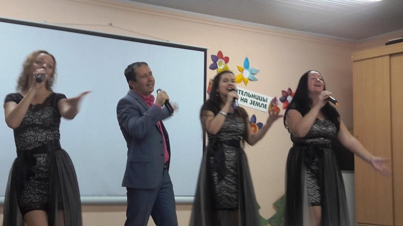 В поселке Лекраспром отметили День матери