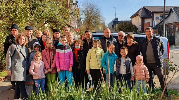 Жители микрорайона Дубинка высадили деревья в память о ветеранах ВОВ