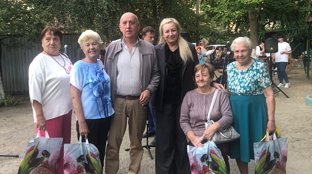 На детской площадке по ул. Стасова, 119 царила такая же праздничная атмосфера 