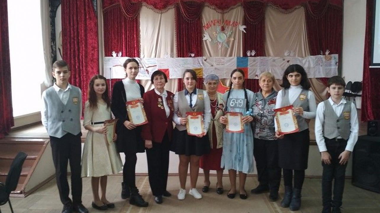 Члены Совета ветеранов побывали в жюри школьного конкурса чтецов «Мы о войне стихами говорим...».jpg