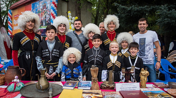 Традиционный «Хоровод Дружбы» объединил в День города Краснодара представителей различных национальностей