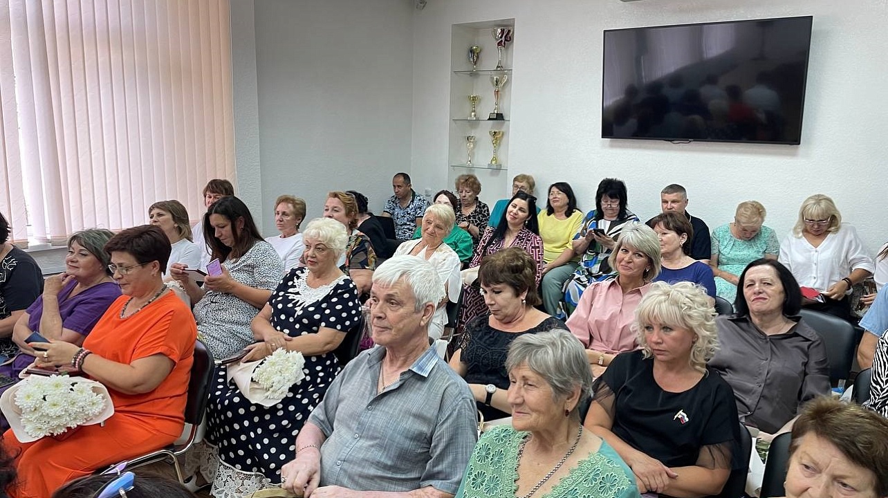 Сегодня в Прикубанском округе памятными знаками Законодательного Собрания Краснодарского края наградили председателей ТОС за активное участие в общественной жизни города