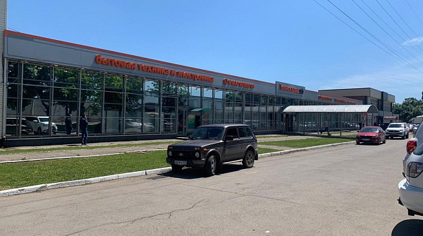 90% «визуального мусора»: по ул. Ростовское шоссе в Краснодаре очистили от рекламы фасад торгового центра