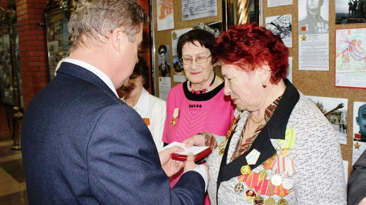 В Западном округе продолжается вручение памятных знаков к годовщине снятия блокады Ленинграда